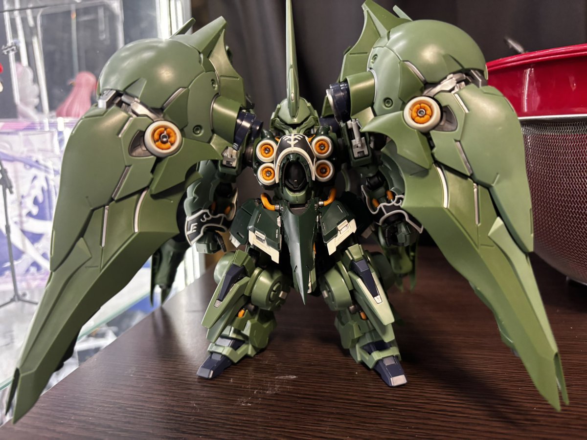 suflekotonoha's tweet photo. MGSDクシャトリヤ、パチパチ。
ギミックミチミチなバインダー１個一個が本体と同じくらい重い、接地させないポージングは浮かせる前提かな？
今回は色替えする予定なので、純正色のクシャは見納め…！ https://t.co/cjj3LMT6xT