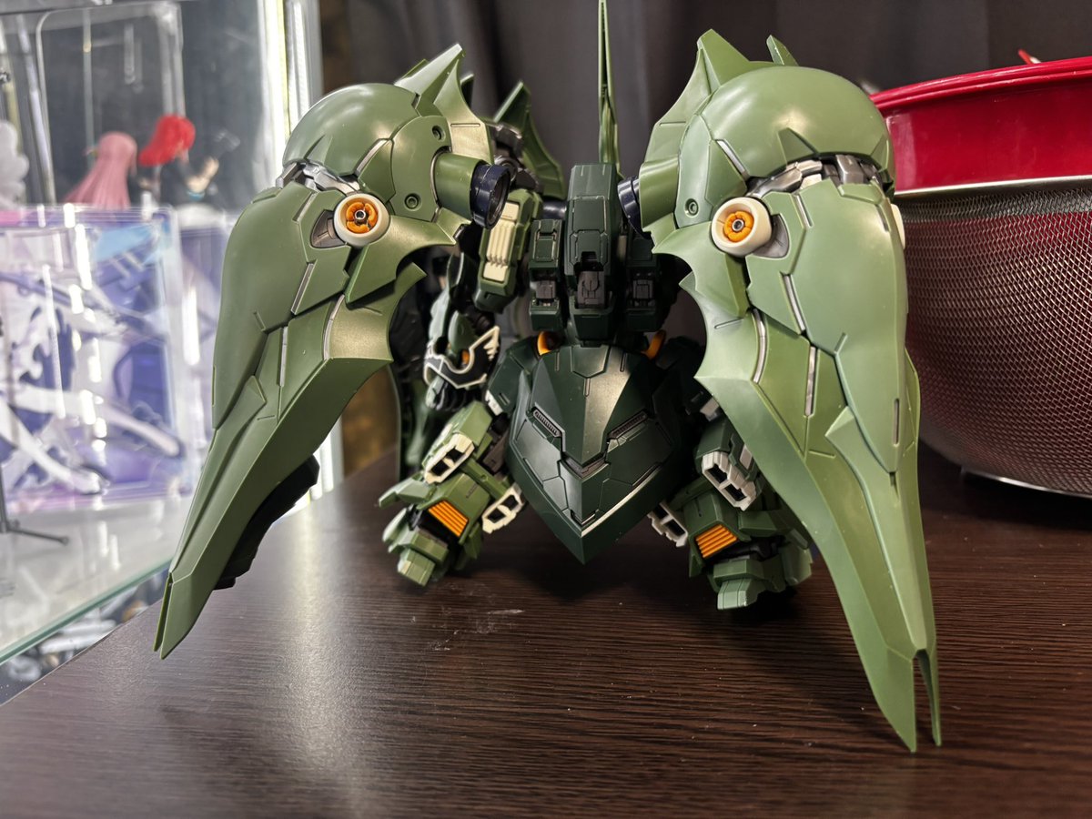 suflekotonoha's tweet photo. MGSDクシャトリヤ、パチパチ。
ギミックミチミチなバインダー１個一個が本体と同じくらい重い、接地させないポージングは浮かせる前提かな？
今回は色替えする予定なので、純正色のクシャは見納め…！ https://t.co/cjj3LMT6xT