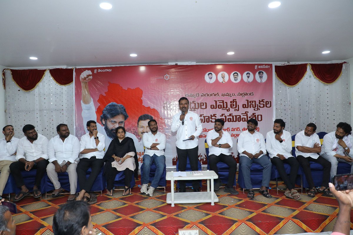 JSPTelangana's tweet photo. సూర్యాపేటలో పట్టభద్రుల ఎమ్మెల్సీ ఎన్నికల సన్నాహక సమావేశం

పట్టభద్రుల ఎమ్మెల్సీ అభ్యర్థి, జనసేన పార్టీ తెలంగాణ రాష్ట్ర ఆర్గనైజింగ్ సెక్రటరీ డాక్టర్ శ్రీ @drgsrao ఆధ్వర్యంలో ఆదివారం సూర్యాపేటలో పట్టభద్రుల ఎమ్మెల్సీ ఎన్నికల సన్నాహక సమావేశం జరిగింది.

ఈ సమావేశంలో సూర్యాపేట, కోదాడ, హుజూర్‌నగర్, తుంగతుర్తి నియోజకవర్గాలకు చెందిన జనసేన పార్టీ నాయకులు, పట్టభద్రులు, జనసైనికులు, వీర మహిళలు పాల్గొని ఎన్నికల సన్నాహకాలు, కార్యాచరణపై చర్చించారు.

#MLCElections #JanaSenaTelangana #JSPForTelangana