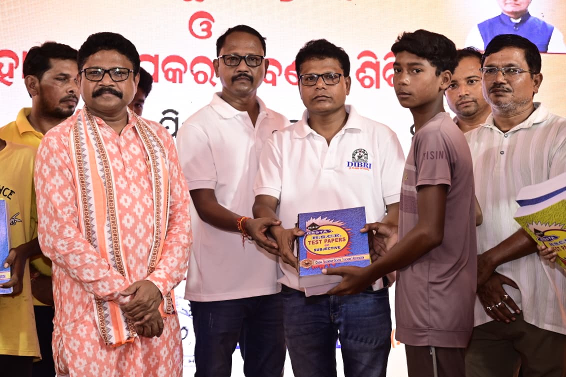 MahalingMukesh's tweet photo. ଆଜି ଆଗଲପୁର ବ୍ଲକର ନଅଗାଁ (କ) ସ୍ଥିତ ପିଏମ ଶ୍ରୀ ହାଇସ୍କୁଲ ପରିସରରେ ସାମାଜିକ ସଂଗଠନ 'ଡିବିରି' ପକ୍ଷରୁ ଚଳିତ ବର୍ଷର ମାଟ୍ରିକ ପରୀକ୍ଷାର୍ଥୀମାନଙ୍କୁ ମାଗଣାରେ ଟେଷ୍ଟପେପର ବଣ୍ଟନ କରାଯାଇଛି।

ଏହି କାର୍ଯ୍ୟକ୍ରମରେ ଉପସ୍ଥିତ ରହି ଛାତ୍ରଛାତ୍ରୀମାନଙ୍କୁ ଆଗାମୀ ମାଟ୍ରିକ ପରୀକ୍ଷାରେ ସଫଳତା ପାଇଁ ଆନ୍ତରିକ ଶୁଭକାମନା ଜଣାଇଲି। https://t.co/fS66StnPuT