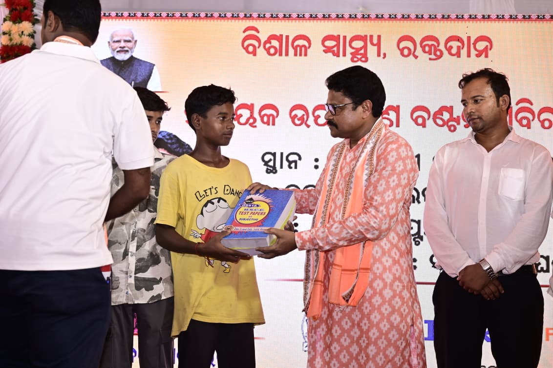 MahalingMukesh's tweet photo. ଆଜି ଆଗଲପୁର ବ୍ଲକର ନଅଗାଁ (କ) ସ୍ଥିତ ପିଏମ ଶ୍ରୀ ହାଇସ୍କୁଲ ପରିସରରେ ସାମାଜିକ ସଂଗଠନ 'ଡିବିରି' ପକ୍ଷରୁ ଚଳିତ ବର୍ଷର ମାଟ୍ରିକ ପରୀକ୍ଷାର୍ଥୀମାନଙ୍କୁ ମାଗଣାରେ ଟେଷ୍ଟପେପର ବଣ୍ଟନ କରାଯାଇଛି।

ଏହି କାର୍ଯ୍ୟକ୍ରମରେ ଉପସ୍ଥିତ ରହି ଛାତ୍ରଛାତ୍ରୀମାନଙ୍କୁ ଆଗାମୀ ମାଟ୍ରିକ ପରୀକ୍ଷାରେ ସଫଳତା ପାଇଁ ଆନ୍ତରିକ ଶୁଭକାମନା ଜଣାଇଲି। https://t.co/fS66StnPuT