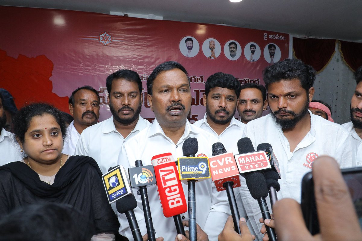 JSPTelangana's tweet photo. సూర్యాపేటలో పట్టభద్రుల ఎమ్మెల్సీ ఎన్నికల సన్నాహక సమావేశం

పట్టభద్రుల ఎమ్మెల్సీ అభ్యర్థి, జనసేన పార్టీ తెలంగాణ రాష్ట్ర ఆర్గనైజింగ్ సెక్రటరీ డాక్టర్ శ్రీ @drgsrao ఆధ్వర్యంలో ఆదివారం సూర్యాపేటలో పట్టభద్రుల ఎమ్మెల్సీ ఎన్నికల సన్నాహక సమావేశం జరిగింది.

ఈ సమావేశంలో సూర్యాపేట, కోదాడ, హుజూర్‌నగర్, తుంగతుర్తి నియోజకవర్గాలకు చెందిన జనసేన పార్టీ నాయకులు, పట్టభద్రులు, జనసైనికులు, వీర మహిళలు పాల్గొని ఎన్నికల సన్నాహకాలు, కార్యాచరణపై చర్చించారు.

#MLCElections #JanaSenaTelangana #JSPForTelangana
