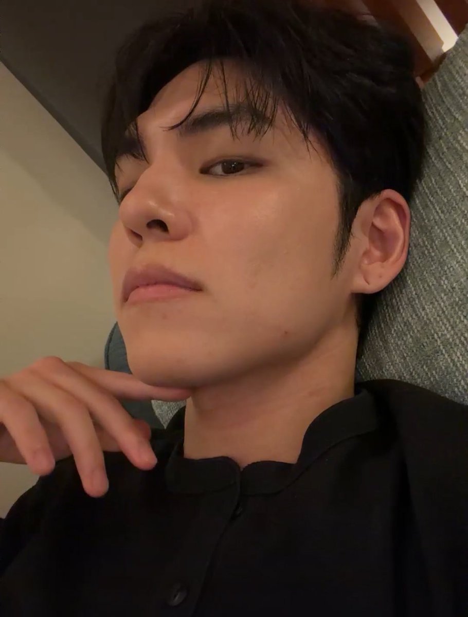 commbbo's tweet photo. 눈썹뼈-코 라인 정말 좋네... https://t.co/IpaUr3cVMY