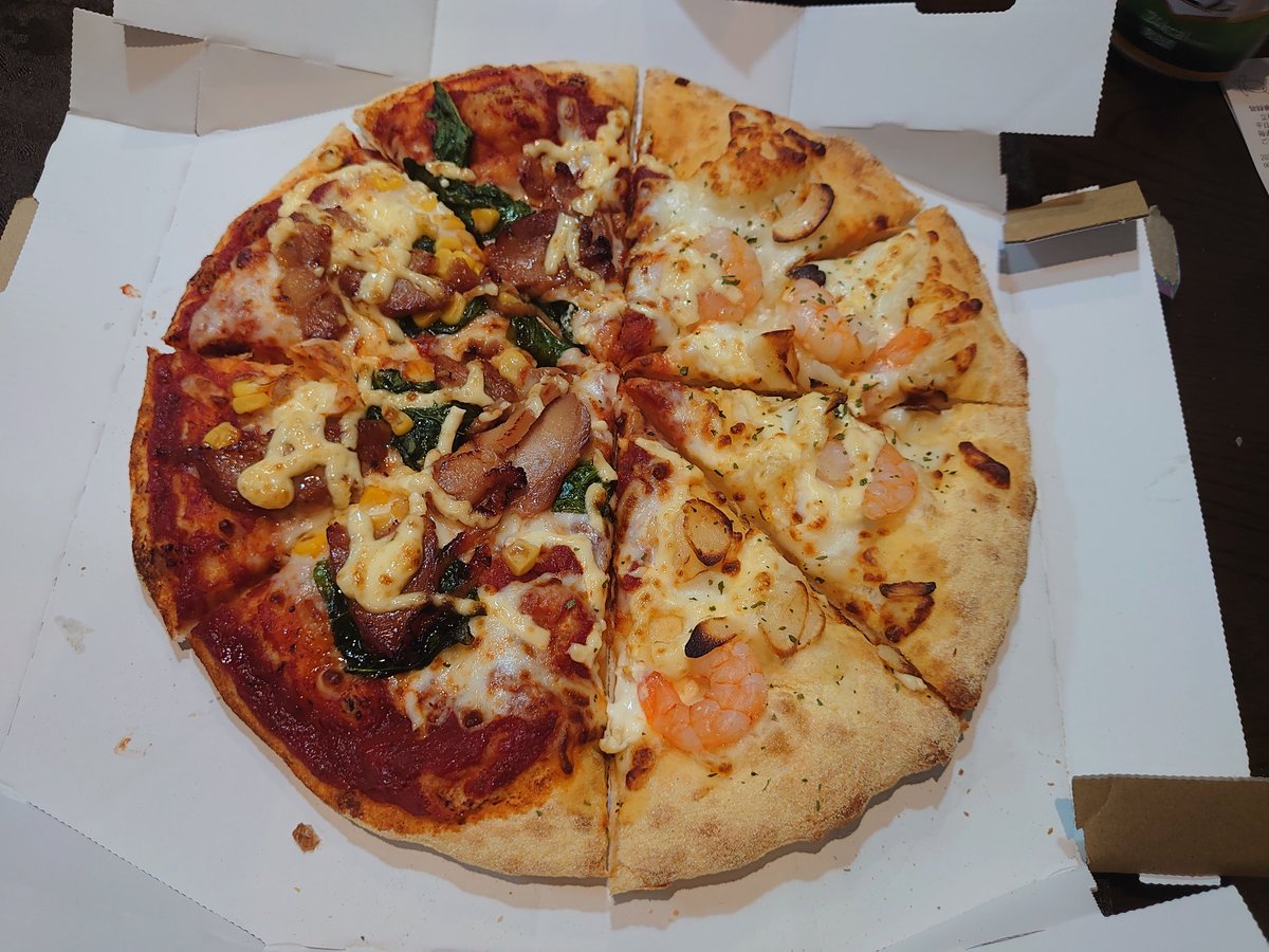 Am_F_G_C's tweet photo. 昔はＬサイズ１枚でも足りないと感じたドミノピザも今ではＭサイズ１枚食べ切れるかどうかという衰えを実感した誕生日でした。
しれっとじゃんたまでもバースデーダブル役満キメてきた。
ここ数年良い事に恵まれなかった分今年こそ良き１年になって欲しいものだ…… https://t.co/4ykNSG8Xos