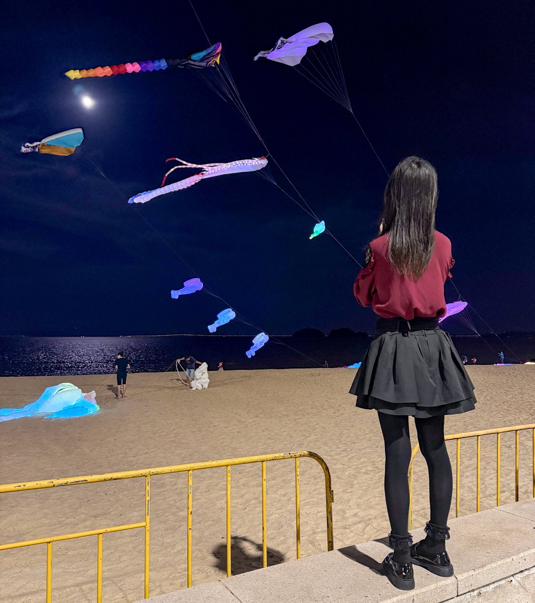 JanboMikan's tweet photo. 妈妈：你爸当年追我的时候，每天送我回家，说怕我走夜路不安全。
我：好浪漫。
妈妈：后来结了婚才知道，他只是不敢一个人穿裙子走夜路。 https://t.co/h0MTmbk0Nb