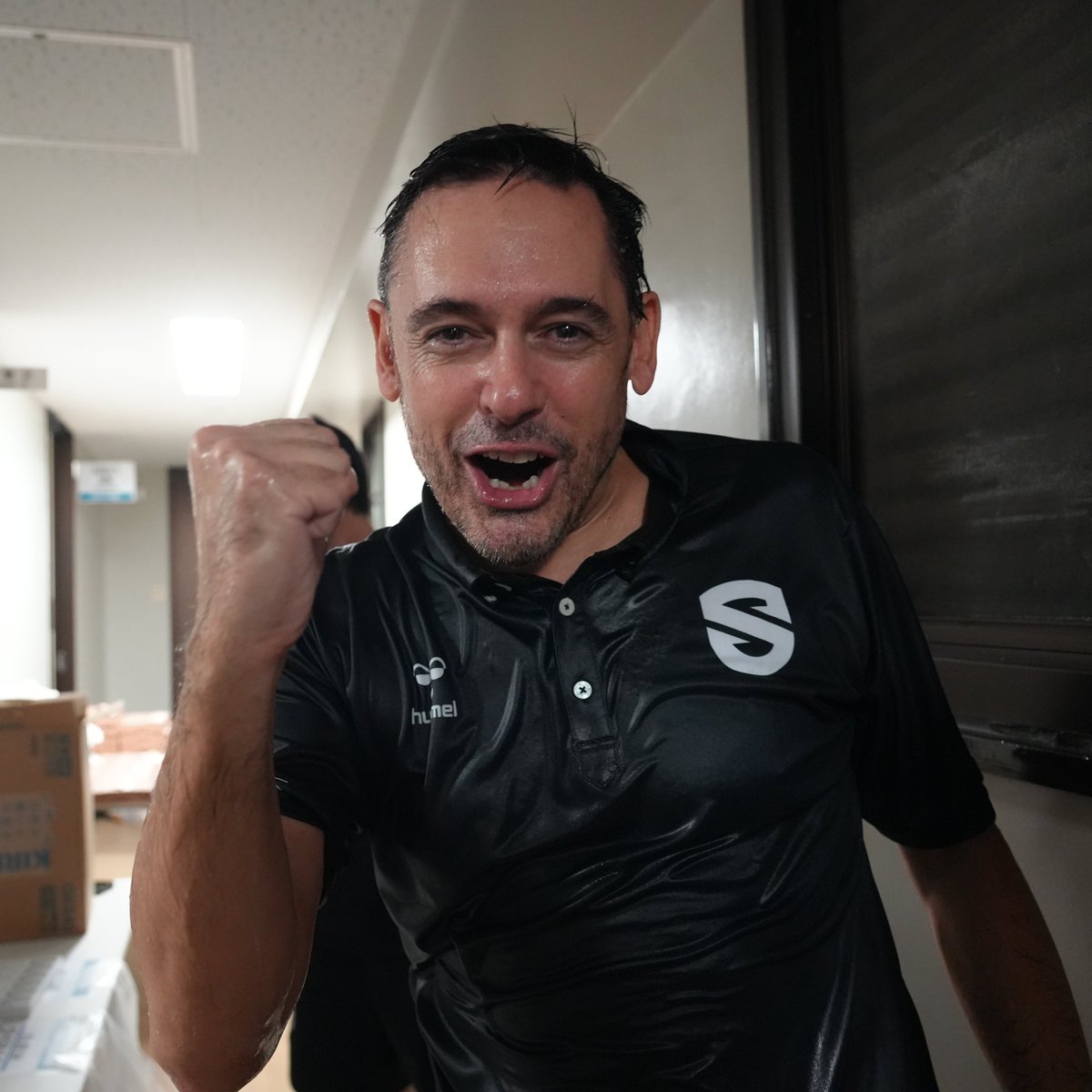 ShigaLakes_pr's tweet photo. VAMOS！！！！

フェルナンド・カレロHC！レイクス初勝利おめでとうございます！！！！
（あれ、HCどうしました？🤣） https://t.co/1T6Du5YkNs