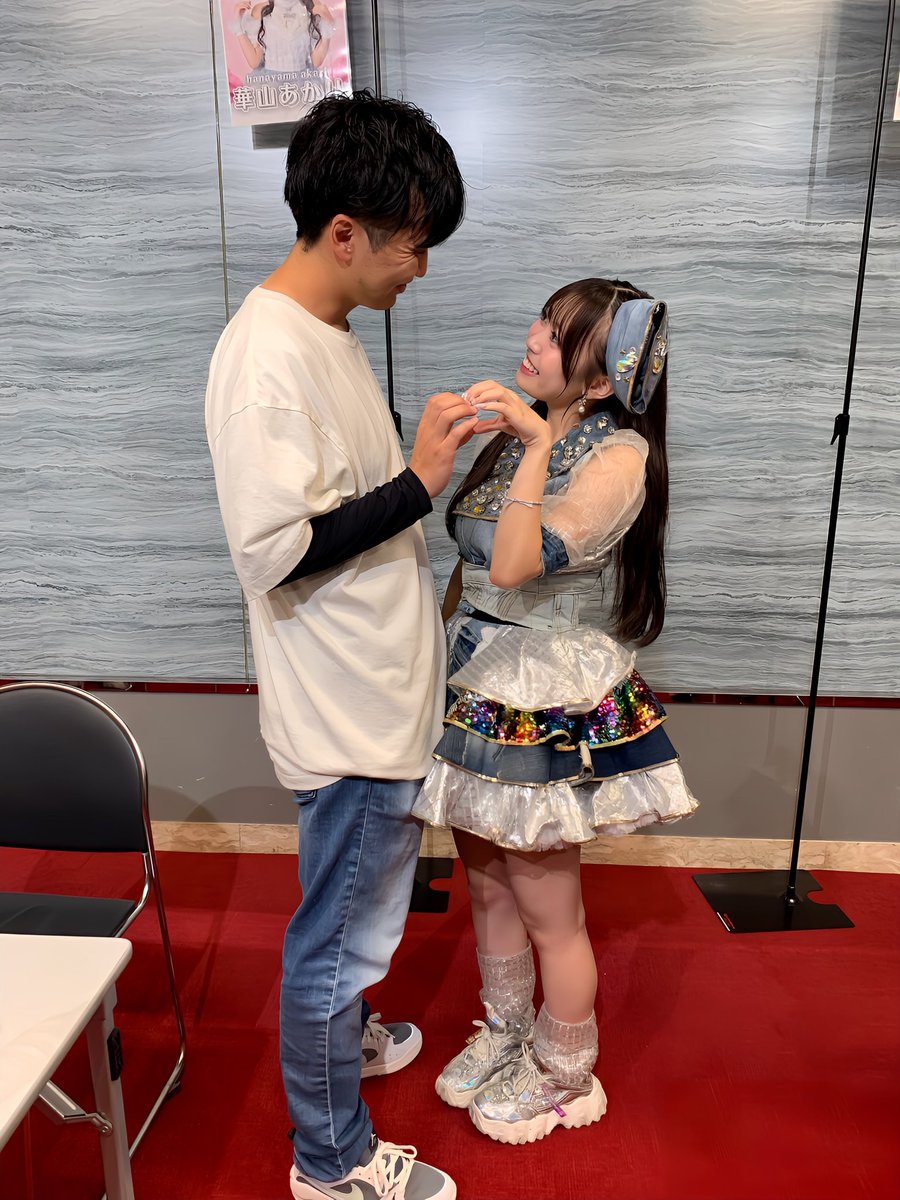 rug_0605's tweet photo. 今日もあかりちゃんに会えて幸せだった
あかりちゃんとのツーショ
ワンショも撮ったけど確認したら瞬きしちゃってたので封印しておきます
#LinQ #華山あかり https://t.co/ZEIjplXOLr