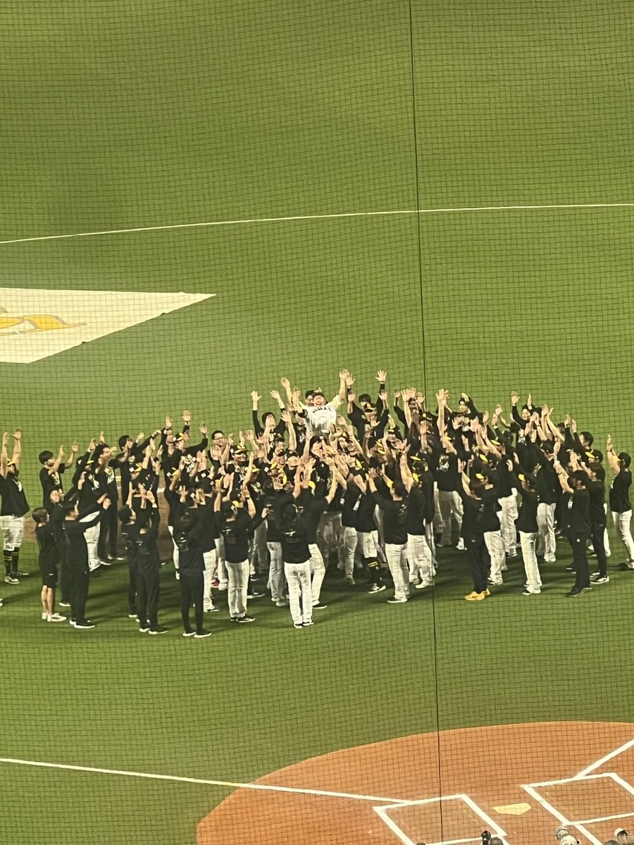 match_no3's tweet photo. ＫＢＣさん、ソフトバンク対オリックス戦中村晃選手引退試合、森福さんと解説ご一緒でした‼️
ホークス時代一緒に戦ったメンバーですから、寂しい思いはありますが、本当に19年間プロ野球選手として頑張りました‼️皆さん大きな拍手お願いします‼️
お疲れ様アキラ‼️熱男魂‼️ https://t.co/KY9SBaa3S2
