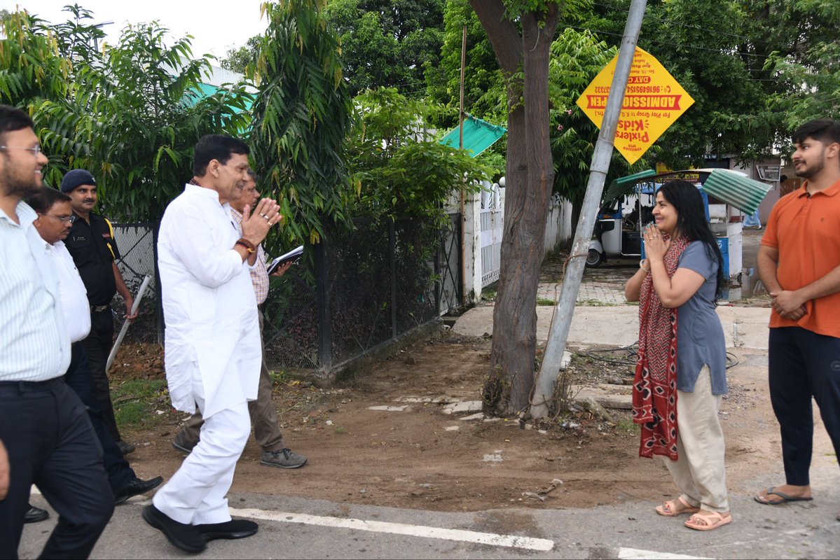aksharmaBharat's tweet photo. आज लखनऊ में इंदिरा नगर के सी ब्लॉक में पहुंचकर नाला एवं जल निकासी व्यवस्था का निरीक्षण किया। 

साथ ही स्थानीय नागरिकों से बातचीत कर बारिश के दौरान जलभराव की स्थिति के बारे में जानकारी ली। स्थानीय लोगों ने बताया कि नाला बन जाने से इस वर्ष बारिश के दौरान जलभराव की समस्या नहीं हुई है।

सभी को बधाई!

@narendramodi @myogiadityanath @AmitShah @NitinNabin @mppchaudhary  @idharampalsingh  @LMC_Lucknow 
#NayeBharatKaNayaUP
#GoodGovernance 
#HumaraUP  #VikasExpress
