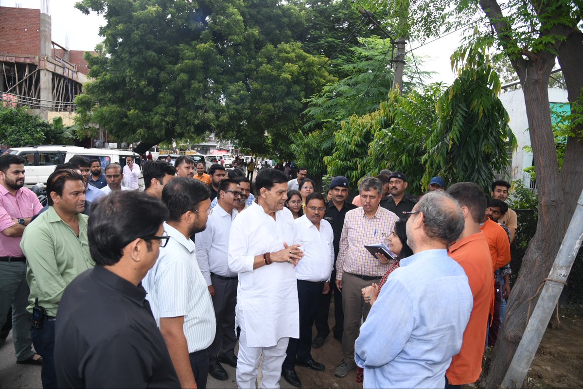 aksharmaBharat's tweet photo. आज लखनऊ में इंदिरा नगर के सी ब्लॉक में पहुंचकर नाला एवं जल निकासी व्यवस्था का निरीक्षण किया। 

साथ ही स्थानीय नागरिकों से बातचीत कर बारिश के दौरान जलभराव की स्थिति के बारे में जानकारी ली। स्थानीय लोगों ने बताया कि नाला बन जाने से इस वर्ष बारिश के दौरान जलभराव की समस्या नहीं हुई है।

सभी को बधाई!

@narendramodi @myogiadityanath @AmitShah @NitinNabin @mppchaudhary  @idharampalsingh  @LMC_Lucknow 
#NayeBharatKaNayaUP
#GoodGovernance 
#HumaraUP  #VikasExpress
