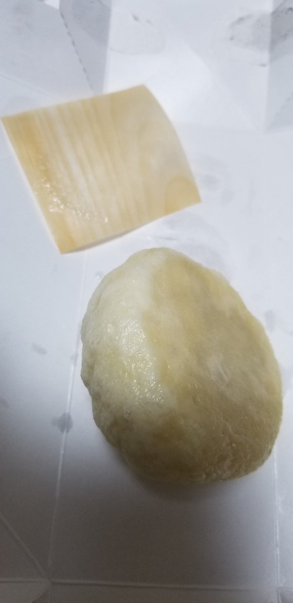 Riel_tertium's tweet photo. 551の肉まん温めた時にグラシン紙が綺麗に外れるとちょっとテンション上がる https://t.co/1a3dJ9GDQz