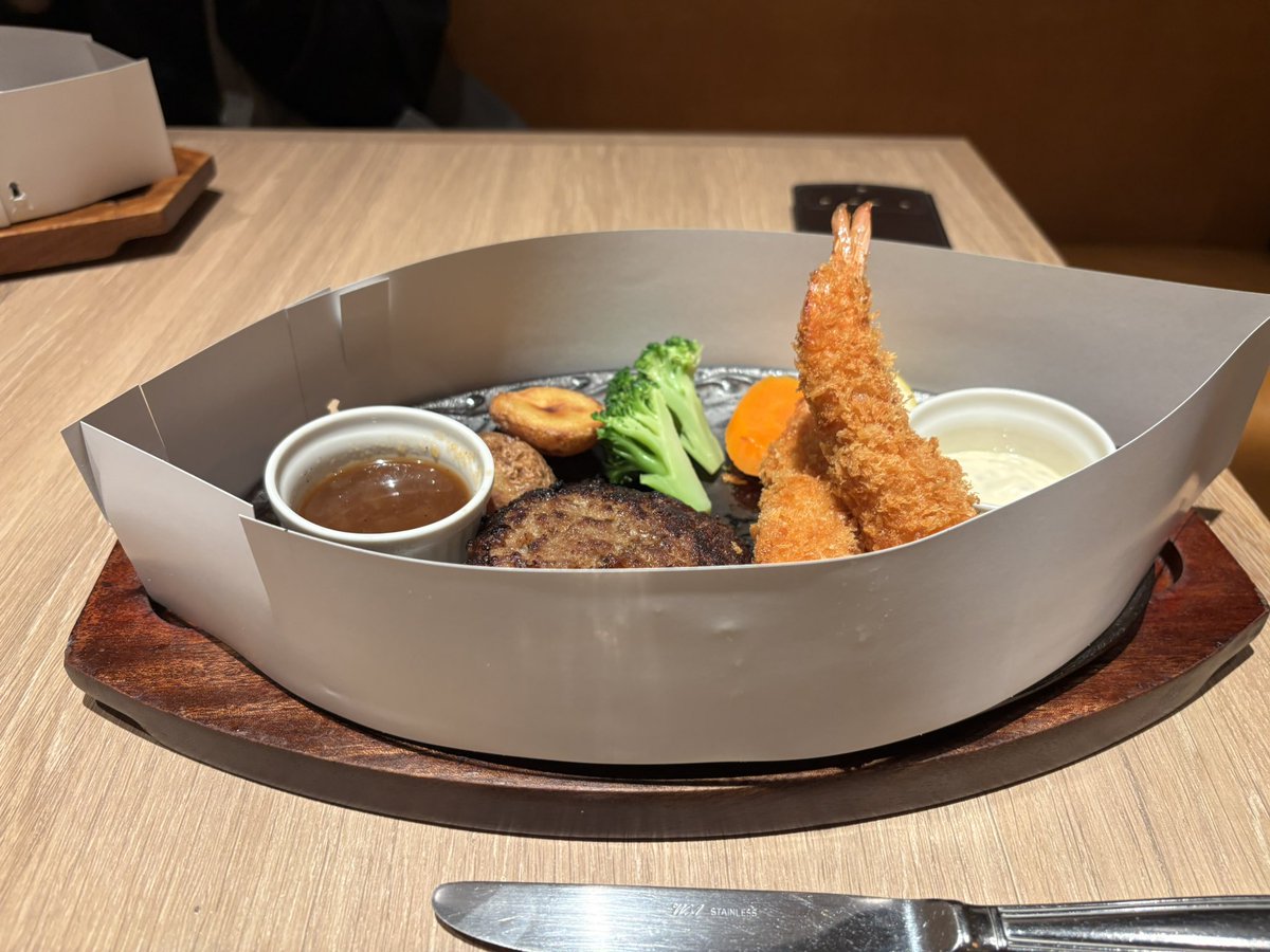 hata_nekoDIO's tweet photo. 由美さんとサシ飯
普段聞かない話を聞けた、楽しい！
あと脱出謎解き買って一緒に遊びました。最近謎解きハマってます。かなりクトゥルフな世界観でアツいよこれ。 https://t.co/4LEPDzWhiP