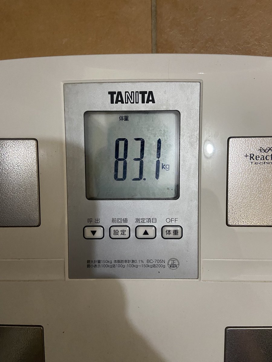 massa_fuk's tweet photo. 【ダイエット記録】

今日は筋トレ・有酸素なし🏋️‍♂️❌
お昼はマック🍔🍟

午後は子どもと地元の公民館のお祭りへ🎆
こういう日は無理に我慢せず、家族との時間を楽しむ！

今日の記録👇
⚖️ 体重：83.1kg
🔥 摂取カロリー：約2,375kcal
🥩 タンパク質：57g
🍚 炭水化物：296g
🥑 脂質：53g

今日はカロリー・炭水化物オーバー、タンパク質不足😂
でも1日で全部決まるわけじゃないので、また明日から調整！

#ダイエット #筋トレ #減量 #ボディメイク #ダイエット記録