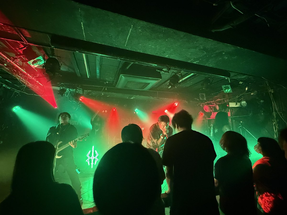 ko_imd's tweet photo. きょう9/27のイベント
トリはovEnoraでした
ヘヴィでズシンと力強く
爆速なリズムで切れ味が鋭く
超カッコ良かったです♪
場内も激しく波打っていて
迫力も最高でした🤘🫶🍀🍀🍀
#新宿アンティノック https://t.co/e4VXbjl8SX
