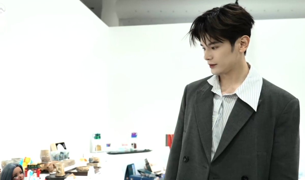 zhongguomanS2's tweet photo. 전시관에 잇는 작품중에 야..오치..? 이 작품이 제일 걸작같아요 https://t.co/DztSxl7jLD