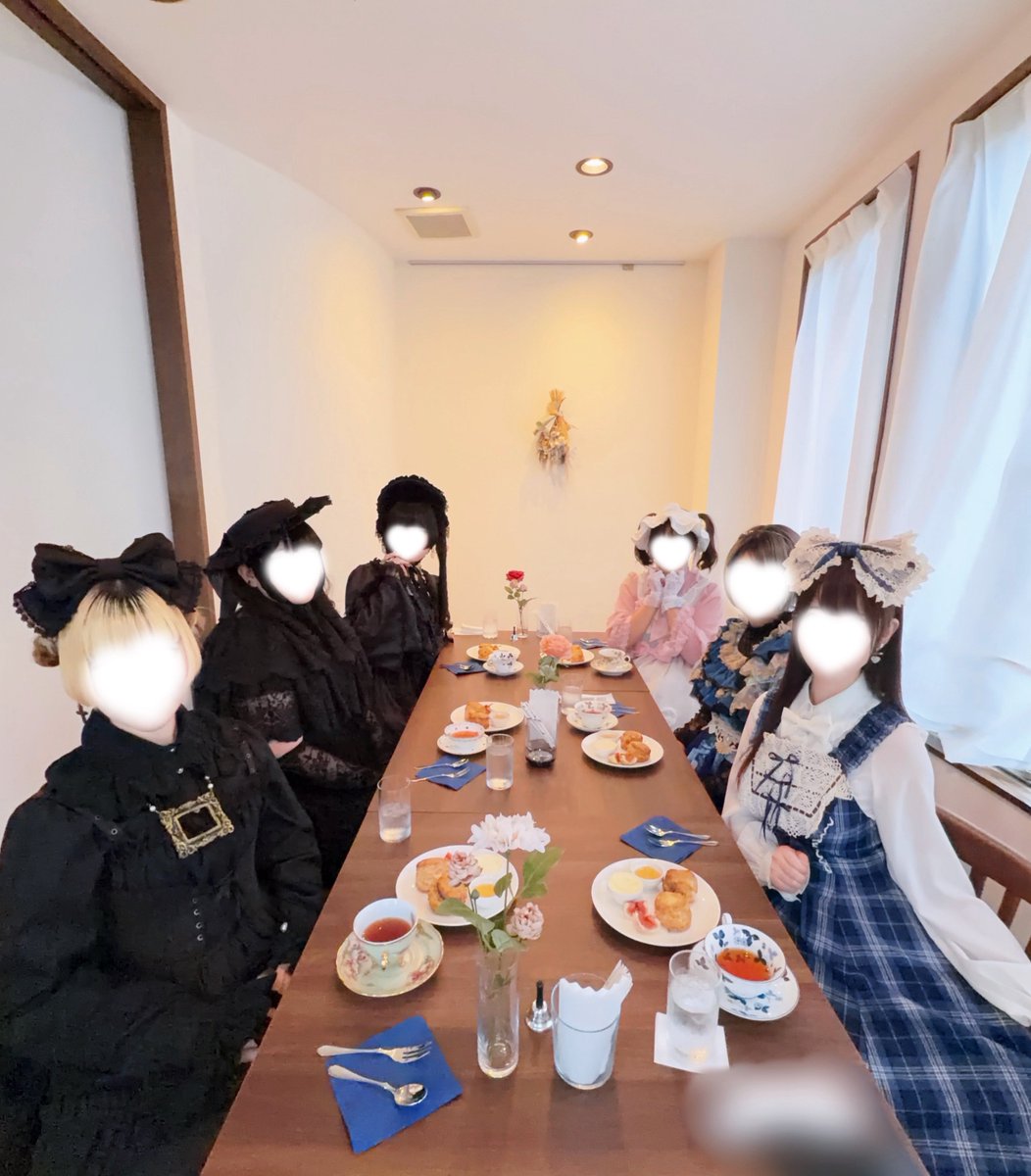 aomimiki's tweet photo. 静岡のメアリーで念願の35ちゃん主催ロリィタお茶会🫖
ティーフリーで色々な紅茶飲めて、ザクザクのスコーンとジャムも選べてうれしい＆おいしかった🎶
みんなコーデバラバラで楽しかったし、懐古コーデも褒めてくれてやさしい世界すぎた😭💙
青タータン久々に着られてうれし〜！
#TEAROOM_MARY https://t.co/zYfdzVYnCA