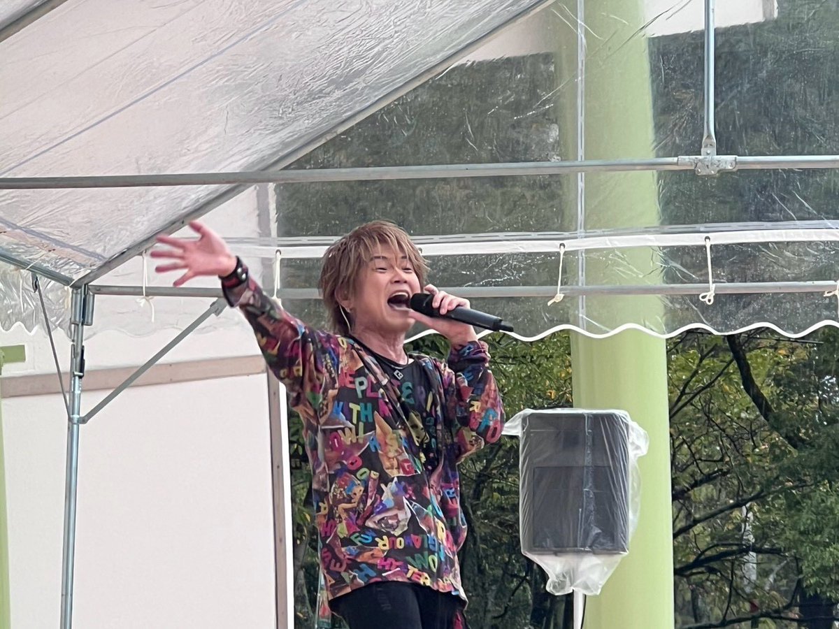 gokigensandany's tweet photo. ハレハレの実
通じず…😭

珍しく
雨の野外ステージでした

しかし
その逆境を乗り越えて
からこそ
盛り上がるパワー💪w

1部、2部、雨と汗で💦
びしょびしょに
なったけれど

みんなのおかげで
めちゃくちゃ楽しく
ええパフォーマンスが
出来たと思います😊

ありがとう 。。。 https://t.co/QKdVGrFuFi