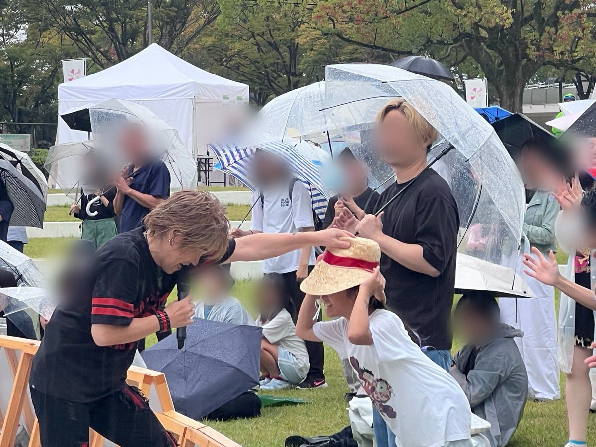 gokigensandany's tweet photo. ハレハレの実
通じず…😭

珍しく
雨の野外ステージでした

しかし
その逆境を乗り越えて
からこそ
盛り上がるパワー💪w

1部、2部、雨と汗で💦
びしょびしょに
なったけれど

みんなのおかげで
めちゃくちゃ楽しく
ええパフォーマンスが
出来たと思います😊

ありがとう 。。。 https://t.co/QKdVGrFuFi