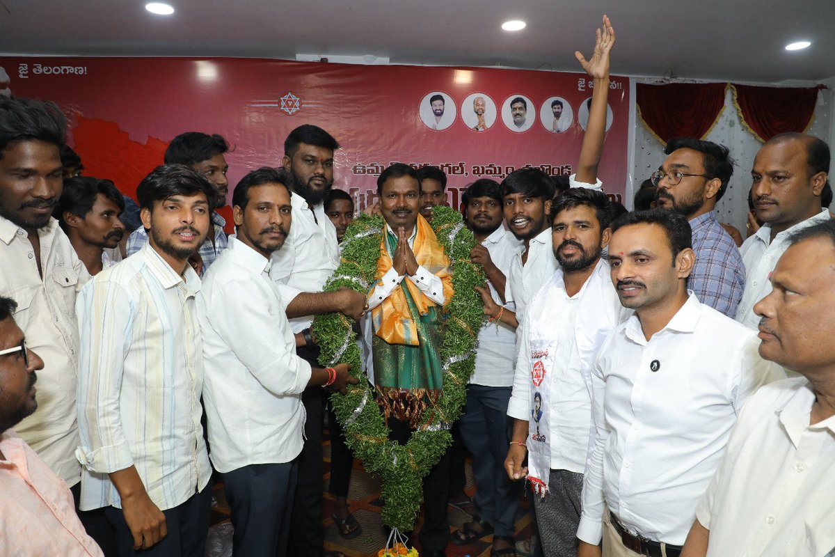 JSPTelangana's tweet photo. సూర్యాపేటలో పట్టభద్రుల ఎమ్మెల్సీ ఎన్నికల సన్నాహక సమావేశం

పట్టభద్రుల ఎమ్మెల్సీ అభ్యర్థి, జనసేన పార్టీ తెలంగాణ రాష్ట్ర ఆర్గనైజింగ్ సెక్రటరీ డాక్టర్ శ్రీ @drgsrao ఆధ్వర్యంలో ఆదివారం సూర్యాపేటలో పట్టభద్రుల ఎమ్మెల్సీ ఎన్నికల సన్నాహక సమావేశం జరిగింది.

ఈ సమావేశంలో సూర్యాపేట, కోదాడ, హుజూర్‌నగర్, తుంగతుర్తి నియోజకవర్గాలకు చెందిన జనసేన పార్టీ నాయకులు, పట్టభద్రులు, జనసైనికులు, వీర మహిళలు పాల్గొని ఎన్నికల సన్నాహకాలు, కార్యాచరణపై చర్చించారు.

#MLCElections #JanaSenaTelangana #JSPForTelangana