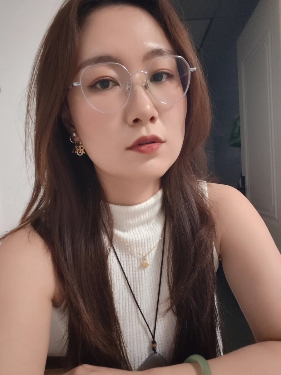 MrInsaneinside's tweet photo. 到底是丝袜显腿，今天去商场遇见好几个盯着我腿看的。如果我把腿借你们用一下你们想干嘛呢？？？😃 https://t.co/Xl9mI142pH
