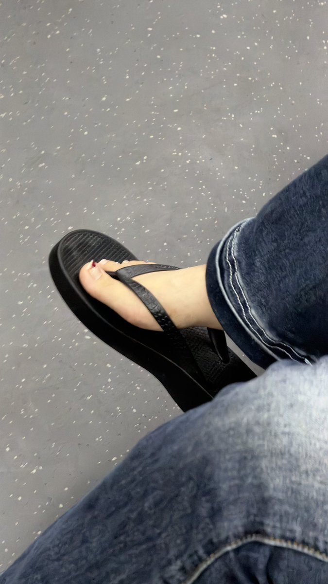 dongqi46082's tweet photo. 牛仔阔腿裤黑色人字拖女大～
大拇指那点粉甲特别亮，脚心纹路清晰可见^_^
预览 36 秒，原片 4K，完整版私信
#街拍 #街拍足 #偷拍 #偷拍脚 #玉足 #足控 #人字拖 #美脚 #女大 #裸足 #骚脚 #高颜值 https://t.co/CtF48khZtq