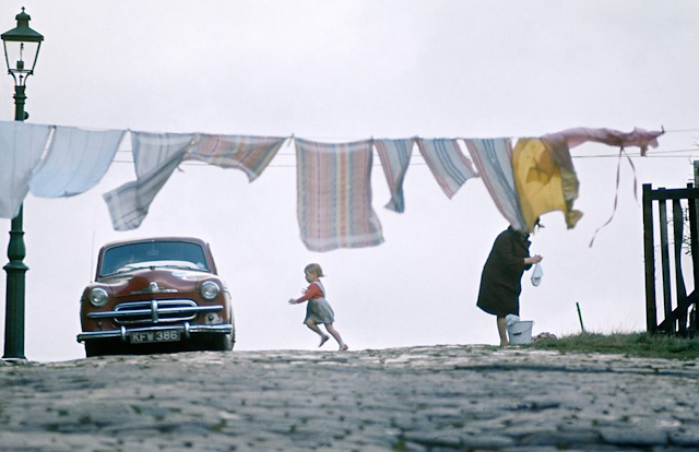 eyeonaxis's tweet photo. There’s an unmatched beauty in laundry hanging out to dry.
Yorkshire, England, 1965. Photos by John Bulmer https://t.co/p5zbMjkfa3