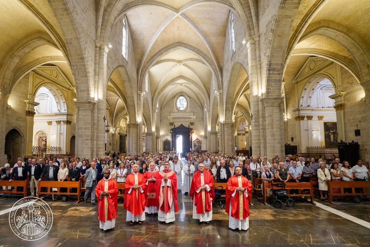 basilicadesampa's tweet photo. Peregrinación III Año Jubilar Santo Cáliz de Esperanza a la @MCatedralVLC de Real Basílica y todas las entidades vinculadas, Archicofradía de la Virgen, Corte de Honor, Escolanía de la Virgen, Hermandad de Seguidores, Eixidors del Trasllat y Cor Mare de Déu. https://t.co/PHBG1FBE9i