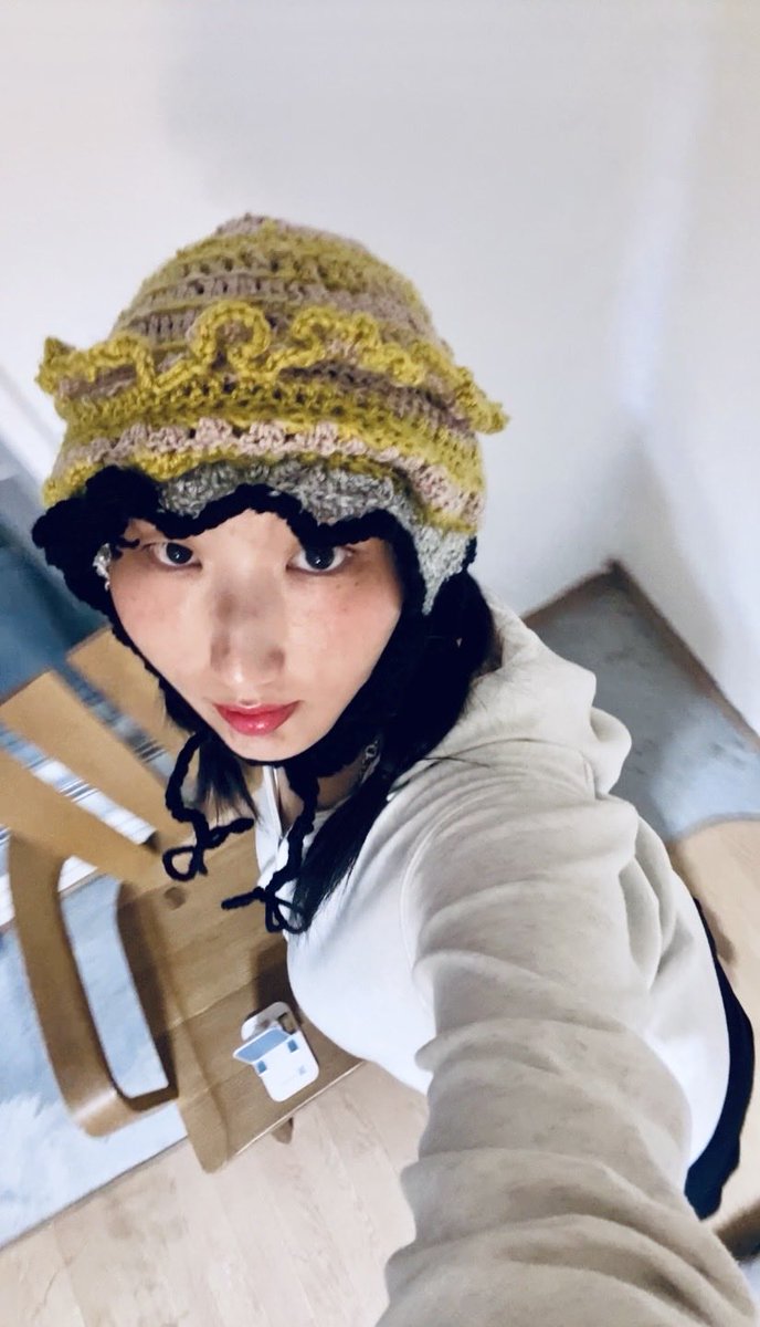 Hojukang227's tweet photo. もう帽子屋さんに転職しようかな…、
黄LARK帽(feat.詩人の椅子)

独学で気ままに食事時間削ってまで編むというめちゃくちゃなのだけれども楽しすぎて指がガクガクします https://t.co/N1T20WWCjC