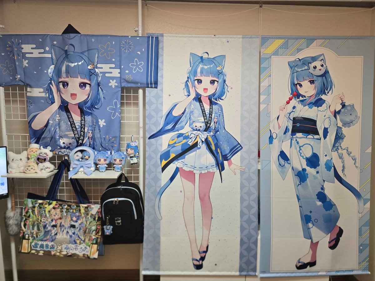 Hooang_o's tweet photo. ろあちゃん海神祭グッズ届いた！
等身大タペでっっっっかすぎて部屋がろあちゃんになったw
浴衣ぬいろあちゃんもめっちゃかわいい！
法被も刺しゅうが綺麗に入っていて本当に素敵！
いつか法被着てぬい持ってろあちゃんのイベントまた行きたい！
本当に全部かわいくて飾るのが楽しい💙
#海月雲ろあ https://t.co/Zm9YozAf6u