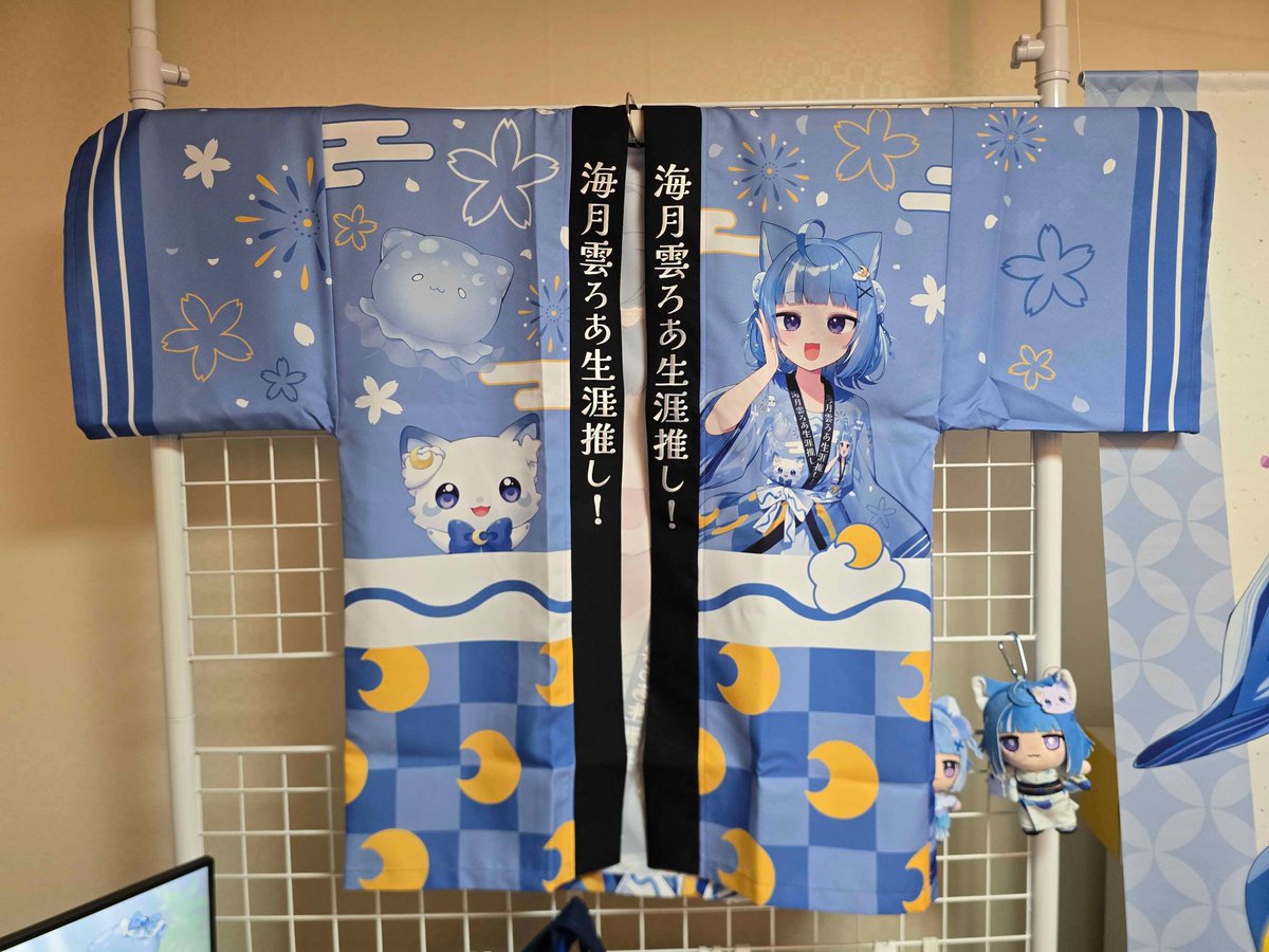 Hooang_o's tweet photo. ろあちゃん海神祭グッズ届いた！
等身大タペでっっっっかすぎて部屋がろあちゃんになったw
浴衣ぬいろあちゃんもめっちゃかわいい！
法被も刺しゅうが綺麗に入っていて本当に素敵！
いつか法被着てぬい持ってろあちゃんのイベントまた行きたい！
本当に全部かわいくて飾るのが楽しい💙
#海月雲ろあ https://t.co/Zm9YozAf6u