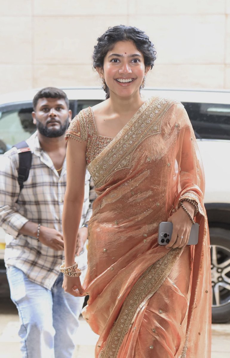 PallaviAlwayz's tweet photo. I have no caption for this… just ✨🥹

@Sai_Pallavi92 | #SaiPallavi ❤️ https://t.co/erOmWKNBVL