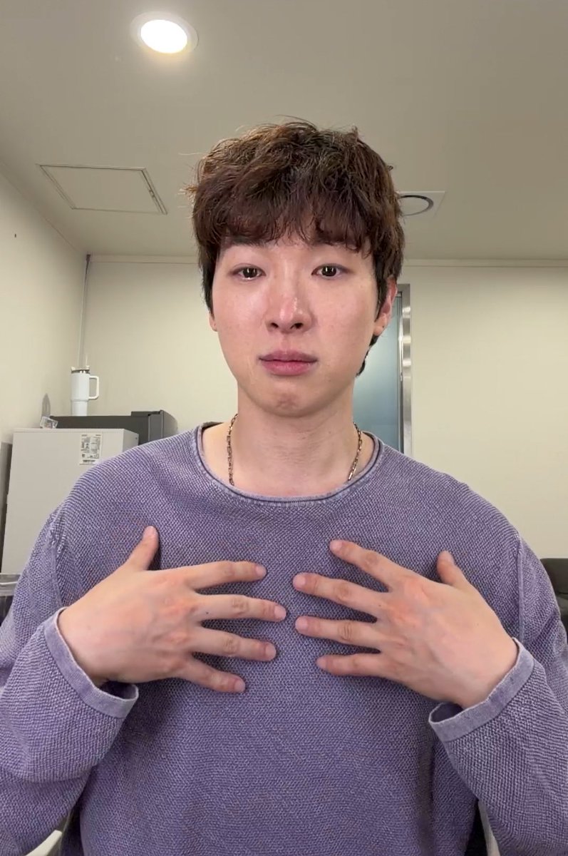 puppyzzang1's tweet photo. 목걸이 빼고 셀카 찍으라고?
아니 내 유일한 보물인데 ㅜㅜ

노란색은 퍼스널 컬러 안맞아서 못해
나 미칠 것 같아 퍼컬알기전으로 돌아가고싶어 https://t.co/SJSWmKXr79