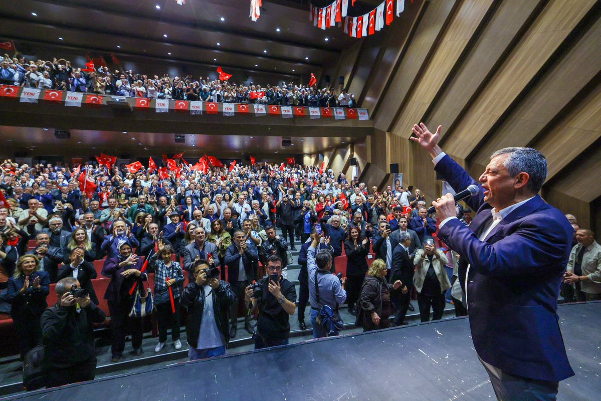 eczozgurozel's tweet photo. Aracısız, ayrıcalıksız, kimsenin kimseye üstün olmadığı yeni bir siyaset kuruyoruz. 

Aday olan yarışacak, kararı üye verecek.

Sonra sandık kapanacak, omuz omuza verip yolumuza devam edeceğiz.

YENİ başladık. 
YENİ kalacağız.
Milletin iktidarına varacağız! https://t.co/bfcqnxfNLZ