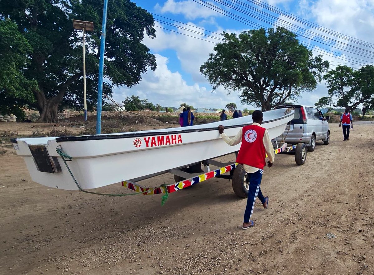 AbdulkadirAfi's tweet photo. In preparation for the anticipated El Niño floods, the Somali Red Crescent Society (#BishaCas) is stepping up with vital training for 72 participants, including 60 community-based volunteers.

They are learning essential boat handling and rescue skills to respond to flood emergencies during El Niño.

- 4 locations: Bardere, Kismayo, Jowhar, and Beletweyne
- 9 boats

 #Somalia #FloodResponse #ElNino