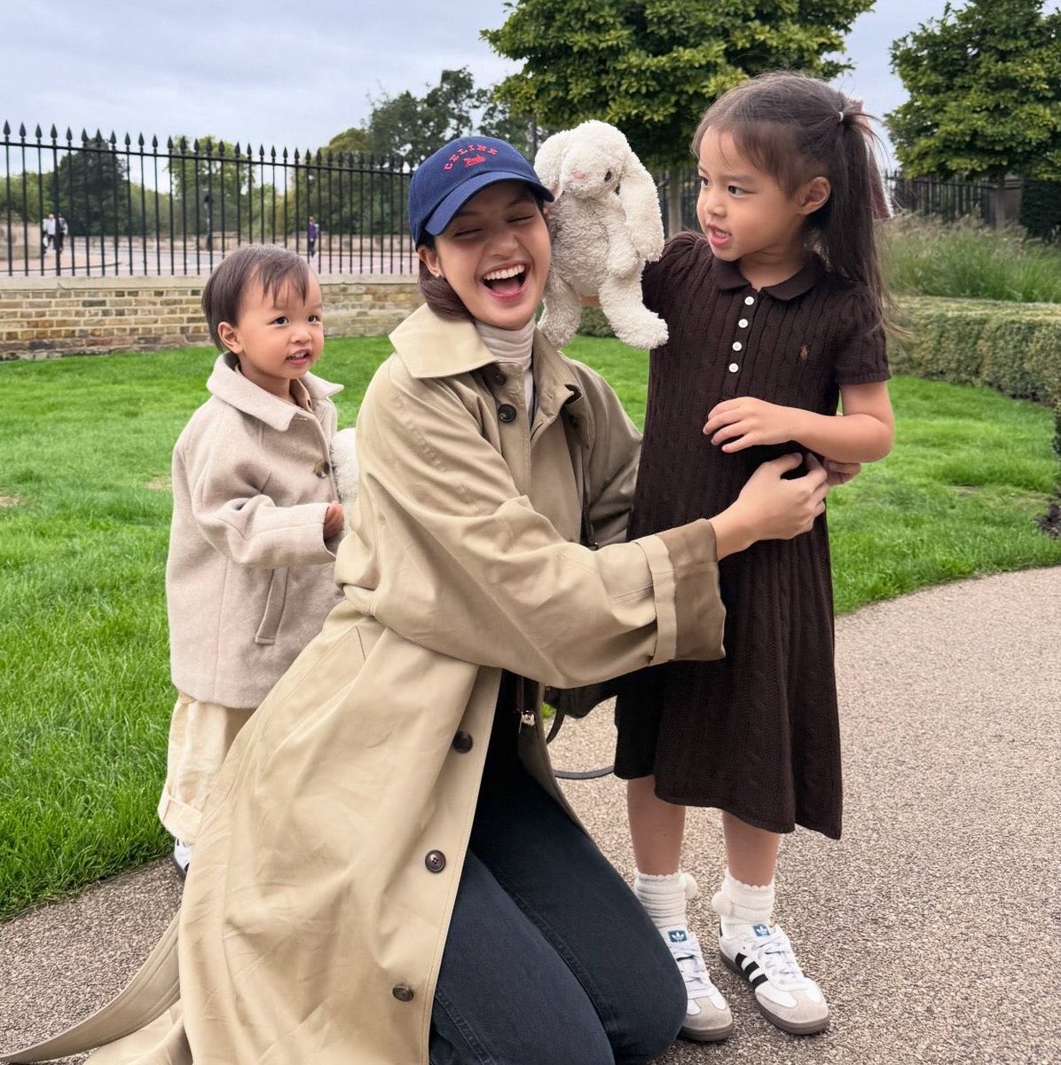 lalisahourIy's tweet photo. lisa with babies is the cutest 🥹 https://t.co/RjuB4yBQx9