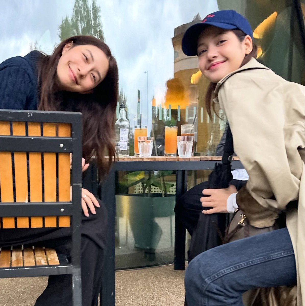 lalisahourIy's tweet photo. lisa with babies is the cutest 🥹 https://t.co/RjuB4yBQx9