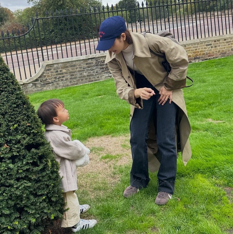 lalisahourIy's tweet photo. lisa with babies is the cutest 🥹 https://t.co/RjuB4yBQx9