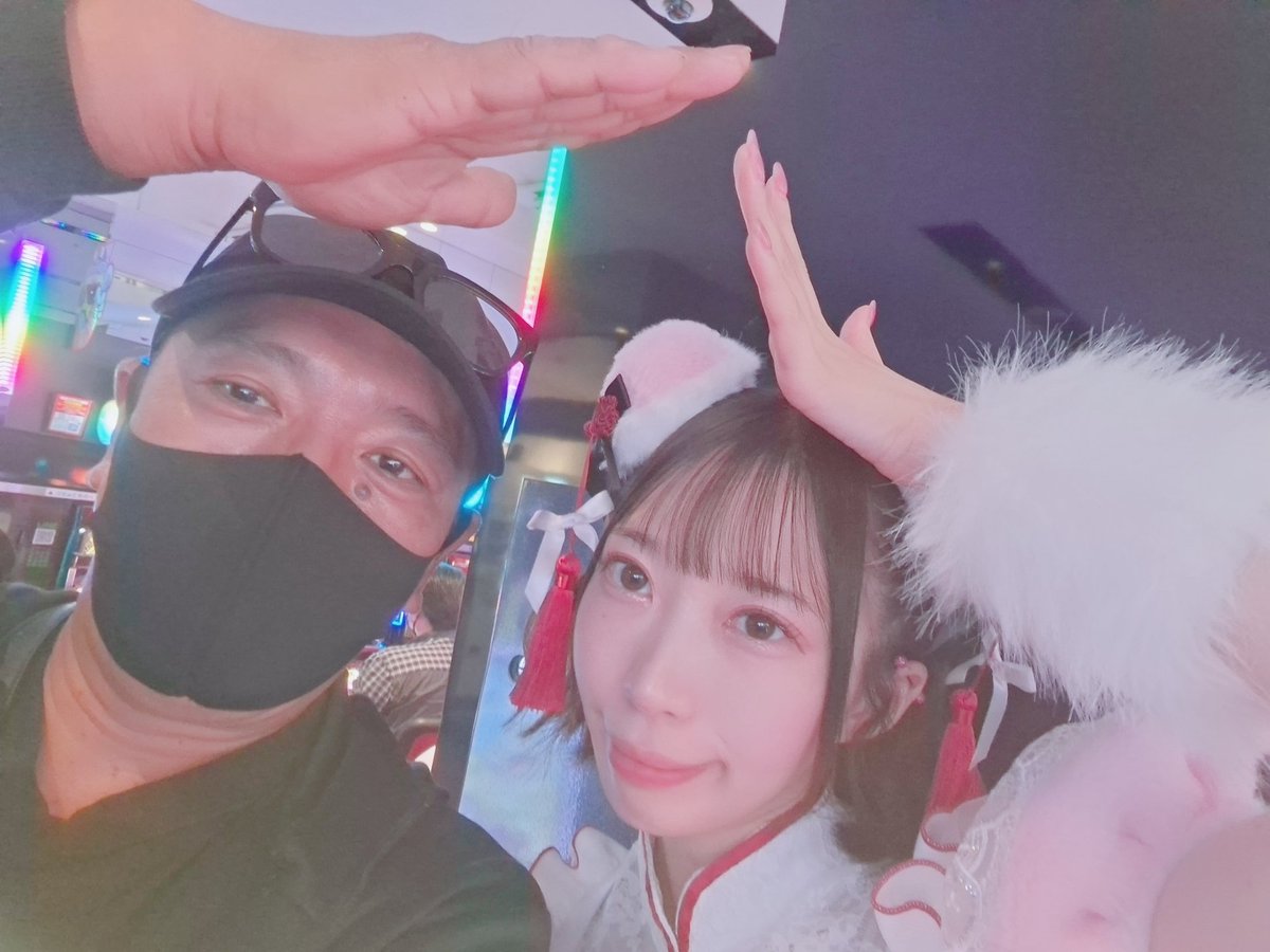alex_lost_child's tweet photo. 早起きして負けちゃったけど
推しの隣で並び打ちはプライスレス！

#月詠乃愛 来店イベント
#メッセ西葛西 https://t.co/eBYzPfRT36