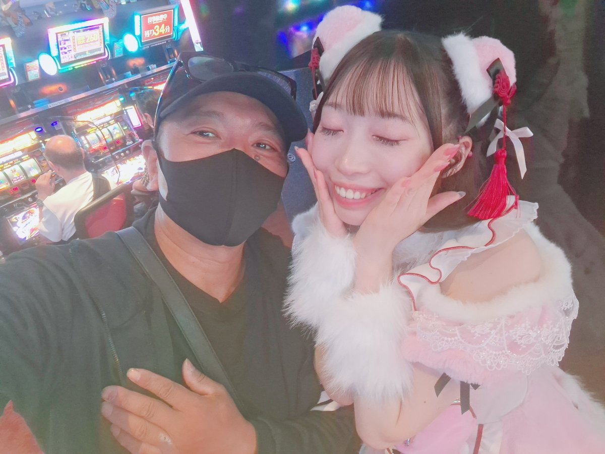 alex_lost_child's tweet photo. 早起きして負けちゃったけど
推しの隣で並び打ちはプライスレス！

#月詠乃愛 来店イベント
#メッセ西葛西 https://t.co/eBYzPfRT36