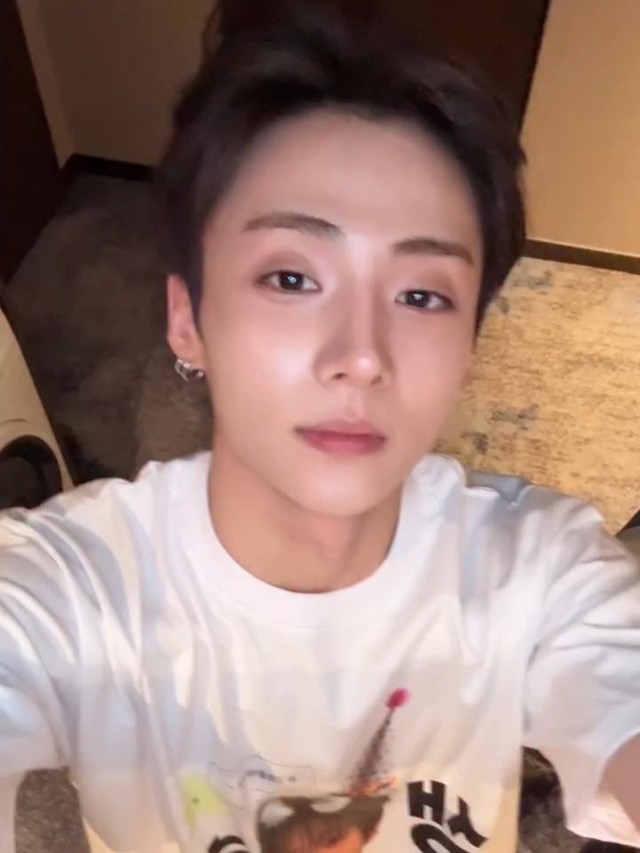 eclairswon's tweet photo. the personification of "effortlessly attractive" https://t.co/SBSOTDjMlD