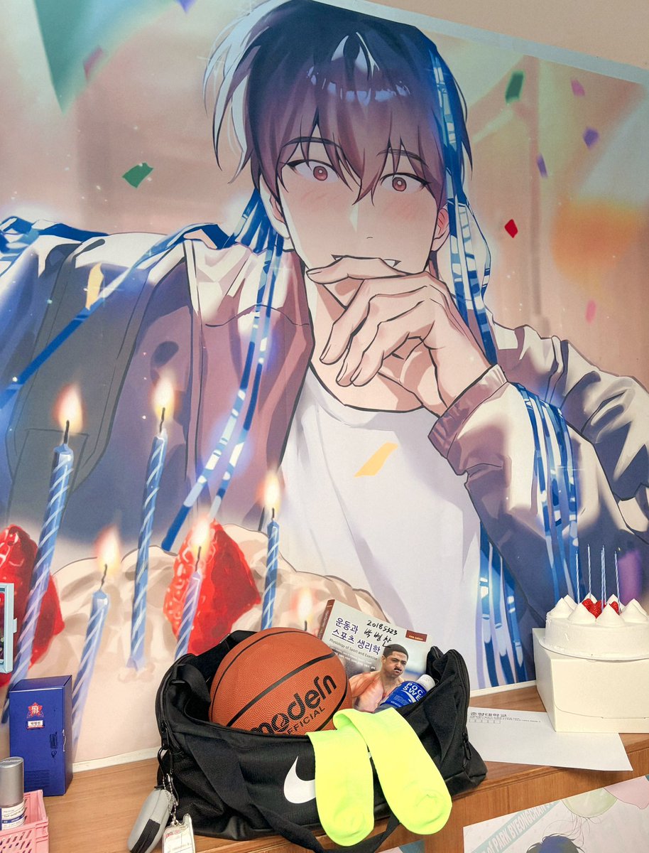 hbd_pbc's tweet photo. 다칠 걸 알면서 멈추지 않고, 부족함을 알면서도 망설이지 않는 건 어리석다기보다 낭만이 있다고 생각합니다.
그런 박병찬의 생일을 진심으로 축하하고 싶었습니다.

계속될 것 같던 더위도, 카페도 오늘로 마무리되었습니다. 쉽지 않은 연휴 기간, 귀한 걸음 와주셔서 정말 감사드립니다.

혹 아쉬운 부분이 있더라도 좋은 기억이 더 함께하셨으면 좋겠습니다☺️

협력해주시지 않았다면 열리지 못했을 카페에 아름다운 협력을 흔쾌히 해주신 협력진 분들, 디피를 도와주신 O님과 진행을 도와주신 스태프분들, 무엇보다 이곳까지 와주신 방문객분들, 정말 감사했습니다.

병찬이의 생일이 아닌 날에 같이 병찬이의 생일을 축하할 수 있어 행복했습니다!

추후 이벤트 추첨으로 돌아오겠습니다.
감사합니다.