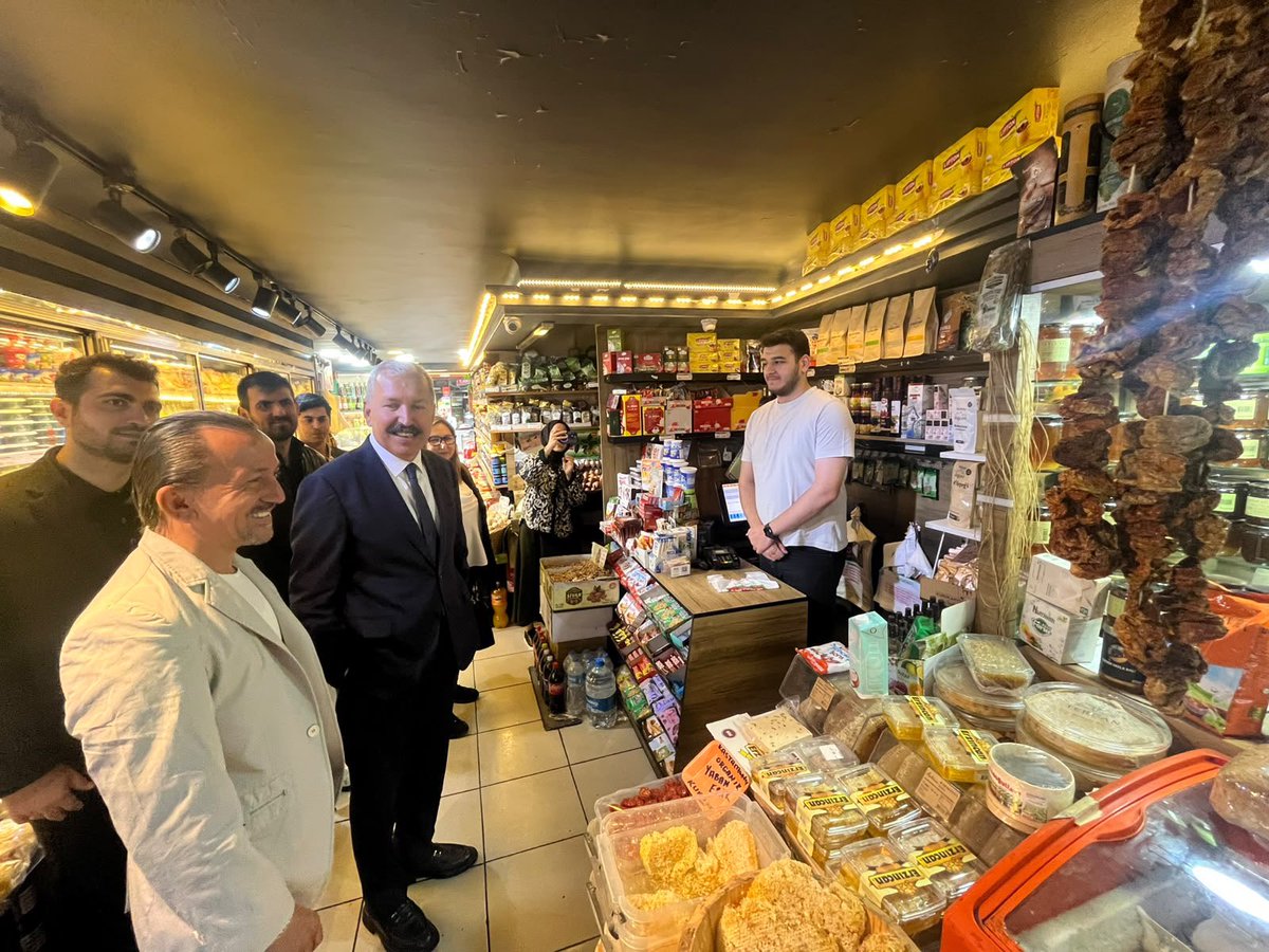 AKPartiSisli's tweet photo. “Türkiye Yüzyılı Buluşmaları İstanbul”programımız kapsamında, Hatay Milletvekilimiz Sayın Kemal Karahan ile birlikte Merkez Mahallemizi ziyaret ettik.

Değerli mahalle sakinlerimiz ve kıymetli esnafımızla bir araya gelerek samimi sohbetler gerçekleştirdik. 🇹🇷

Türkiye Yüzyılı Buluşmaları İstanbul

@abdullahozdemir 
@srkplt 
@drfatihtuna
@oeyoruk
@akpartiistanbul
@kemalkarahanmv