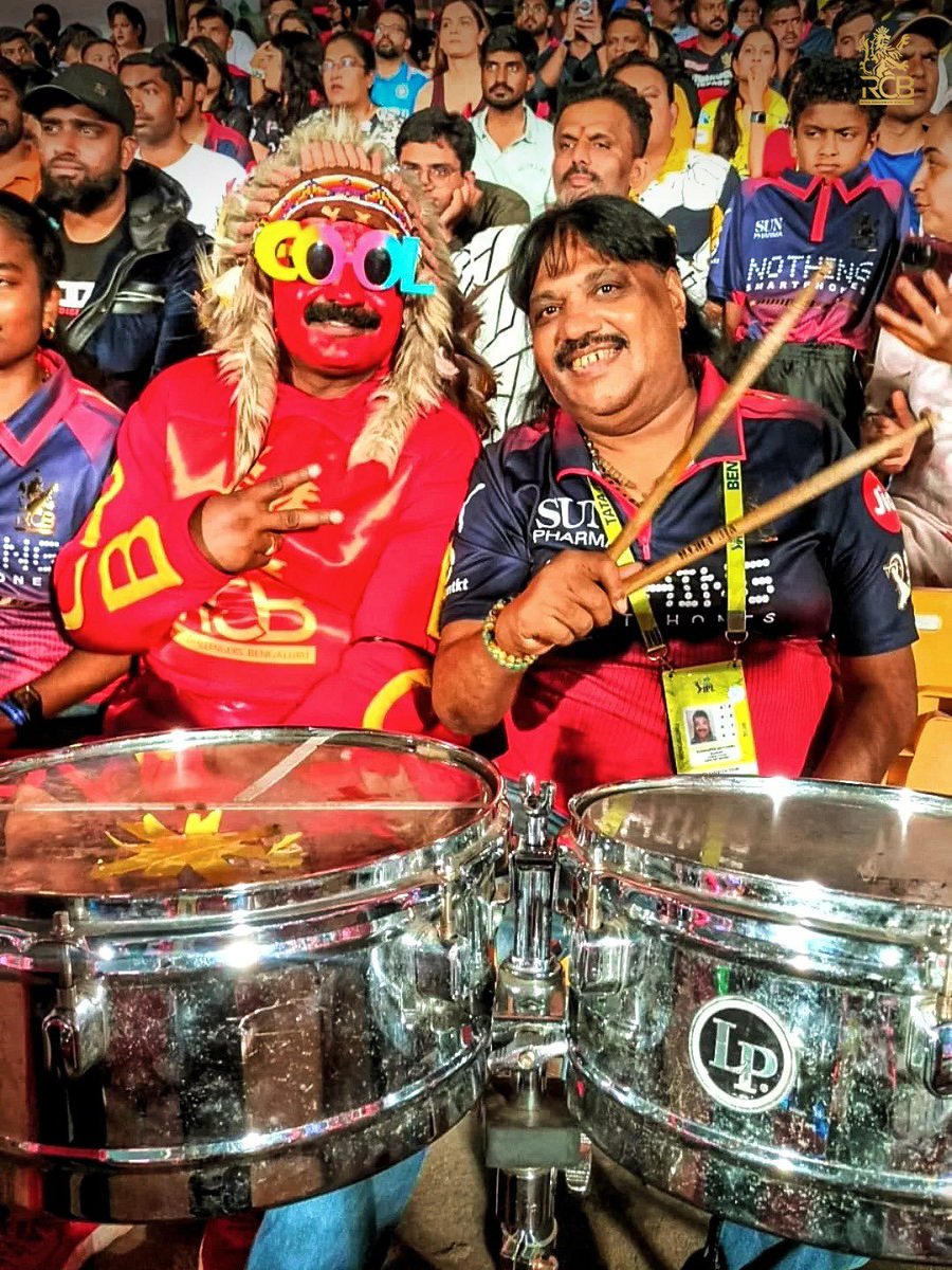 RCBTweets's tweet photo. From the very first IPL game at the Chinnaswamy to many memorable nights in the stands, Deva’s drums were a familiar part of RCB match day experience. ❤️

We lost Deva, fondly known as ಕನ್ನಡದ ಶಿವಮಣಿ, yesterday at the age of 64, following health complications. 💔

Deva’s beats will continue to echo around the Chinnaswamy and he will always be part of RCB’s folklore. 🥁 

Thank you for entertaining us over the years. Rest in peace, Deva. 🕊️

ನಿಮ್ಮ ಆತ್ಮಕ್ಕೆ ಶಾಂತಿ ಸಿಗಲಿ, ದೇವಾ ಅವರೇ. 🙏