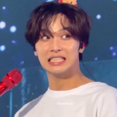 hcxh_6's tweet photo. 이해찬 어릴때랑 또옥같다 😬😬😬 https://t.co/3TbB0mc3kW