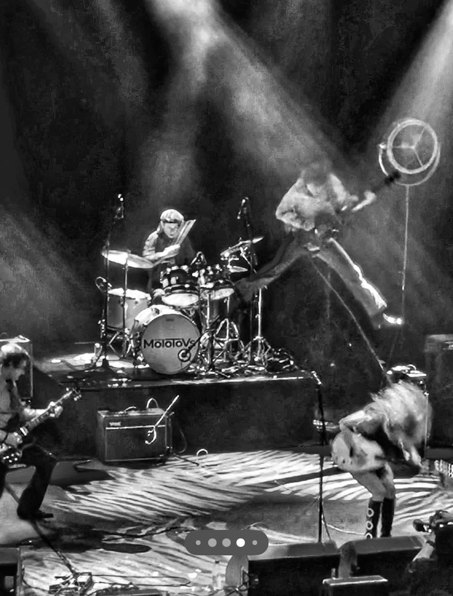 thecrystalteary's tweet photo. Great pic from Friday night at Kentish Town Forum. https://t.co/WRImyZlV1W