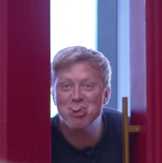 ttprimaia's tweet photo. ele dando os sinais de que vai ser o pior campeão dos últimos tempos. burro é quem cai nesse personagem de sofrido coitado!

#AFazenda18 https://t.co/2FEaxOxF64