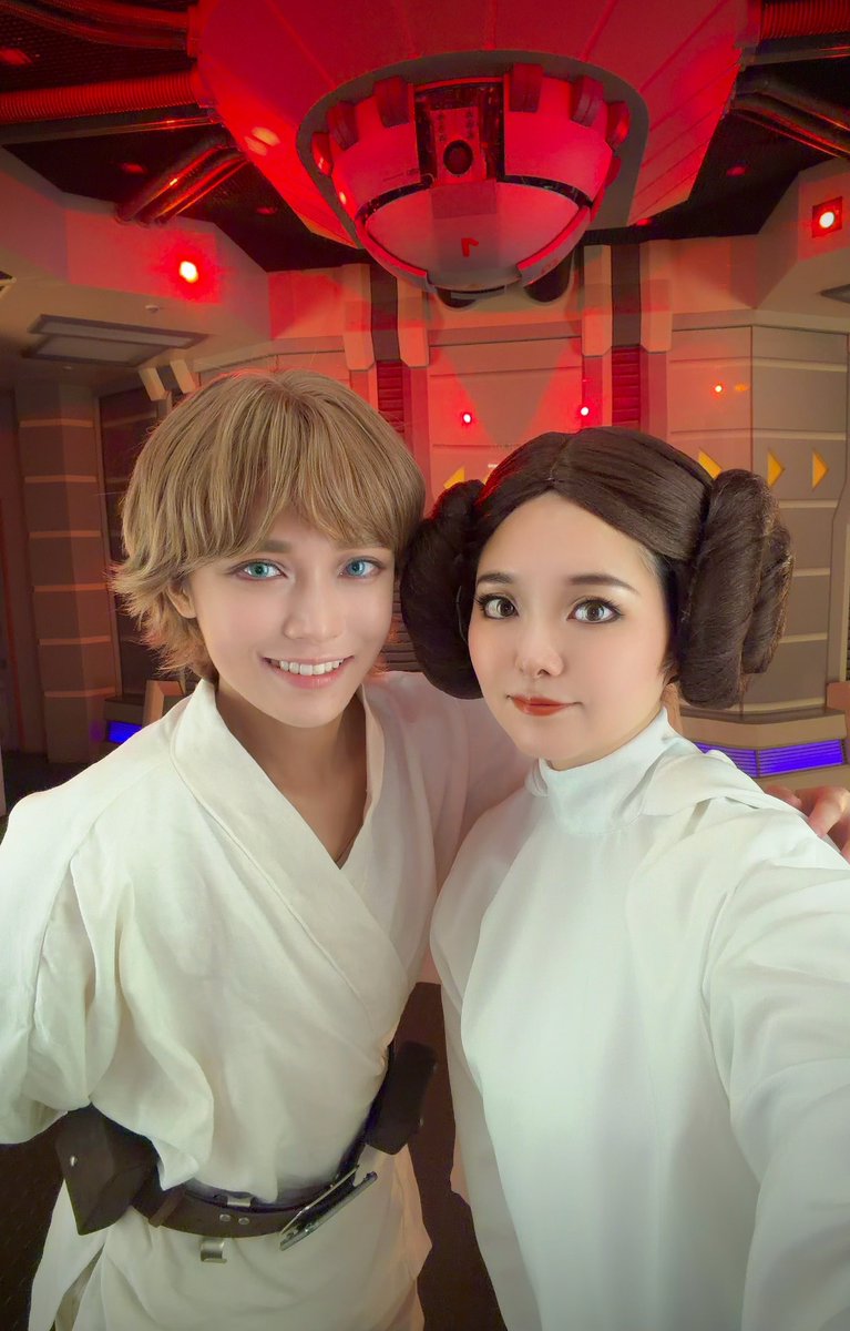 monjara_dh's tweet photo. 双子仮装してきた～！！
スタツアのQライン歩くだけでも楽しかった😭
アトラクもフードも満喫できて最高のDハロ始めだ…︎ ︎💫
#Dハロ仮装2026
レイア→慶子さん https://t.co/rjX3mwidGL