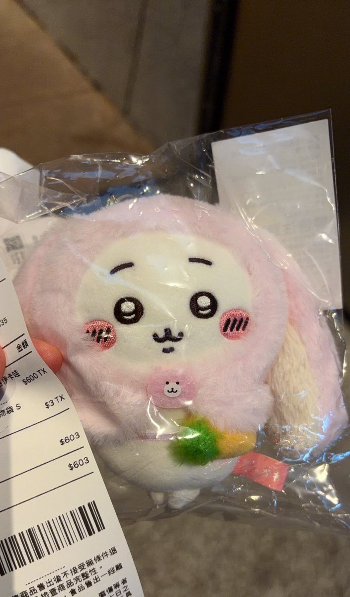 kawa_0361's tweet photo. 9/23的時候有順路去台北的吉伊卡哇常設店買了台灣限定的吉伊娃娃，吉伊真的超可愛～還揹著紅蘿蔔包包～🥰💕
店外的吉伊超大隻超萌～(*≧ω≦)✨✨
真的覺得那天的我很瘋狂，走了好多地方🤣 https://t.co/wOXU2HvqEC