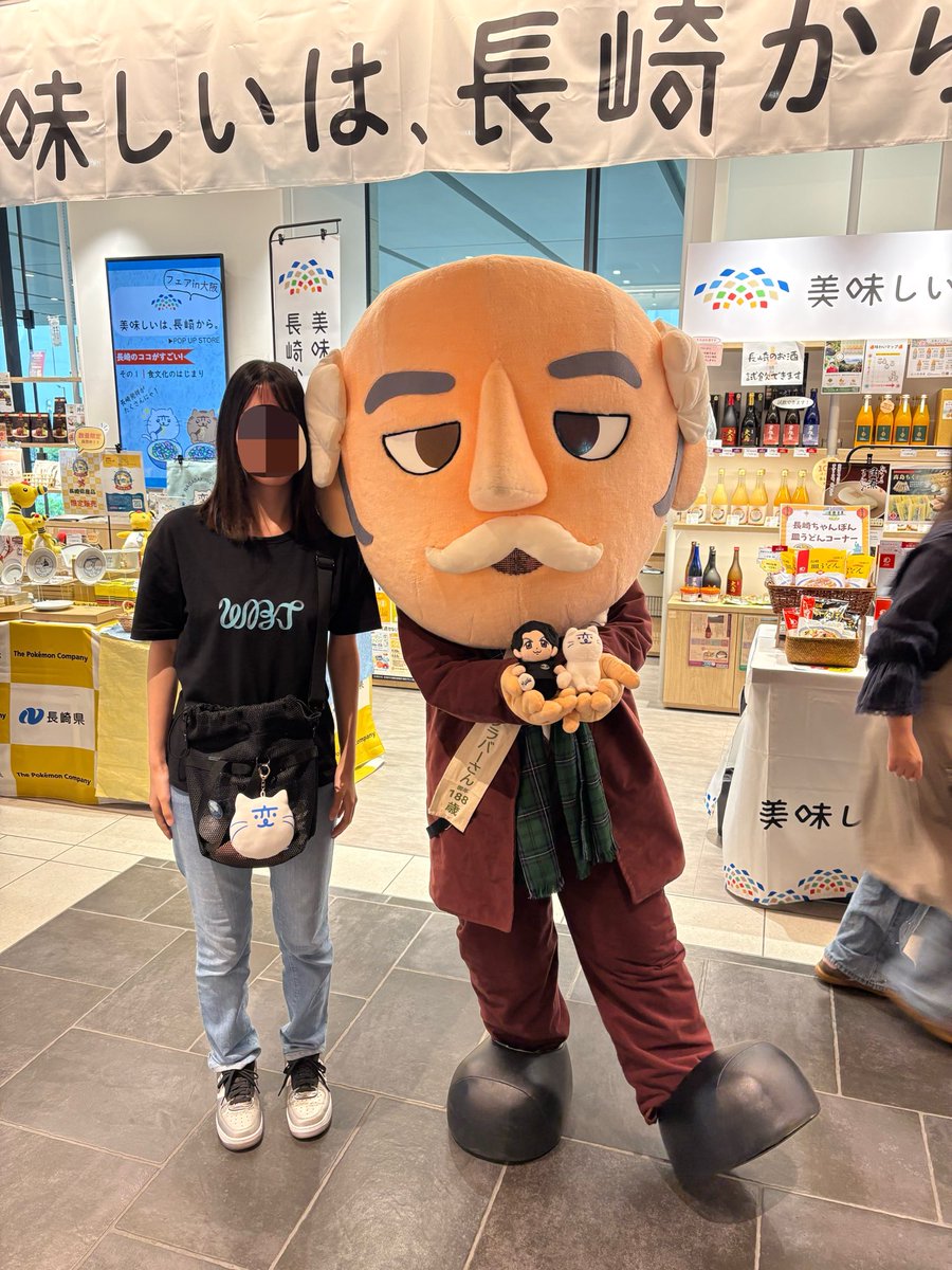 3_ix9q's tweet photo. にゃーがのインスタでにゃーがと仲良くしてるの見てから、ずっとグラバーさんに会ってみたかった！
今日、KITTE大阪で念願叶いました✨️
いっぱいファンサもらえて幸せ〜🤣
グラバーさんぬい10月の長崎旅行で手に入れたい！✨️
  #グラバー園 
  #にゃーが 
 #長崎の変 
 #BROS1991 https://t.co/coIBz2COql