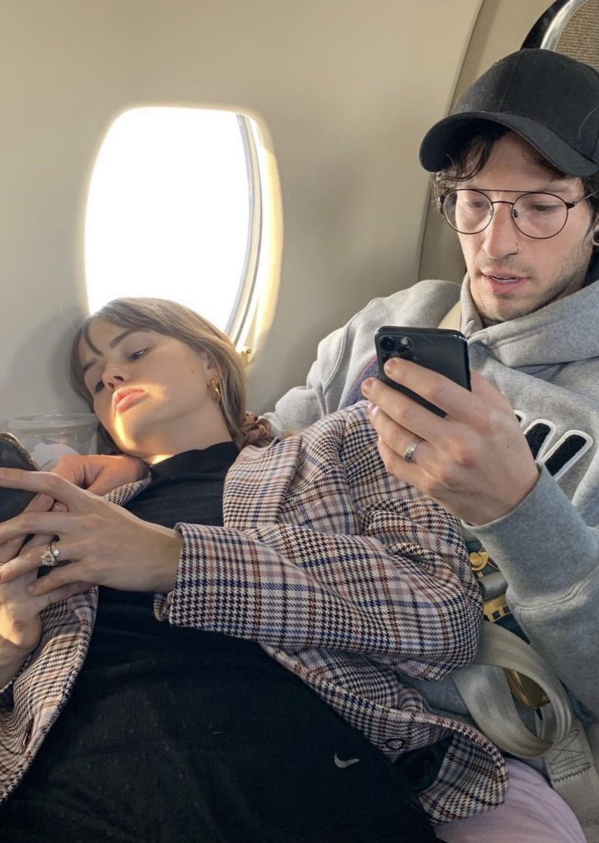 blurryfacefiles's tweet photo. Mom and dad https://t.co/Sy0OYpFEn9